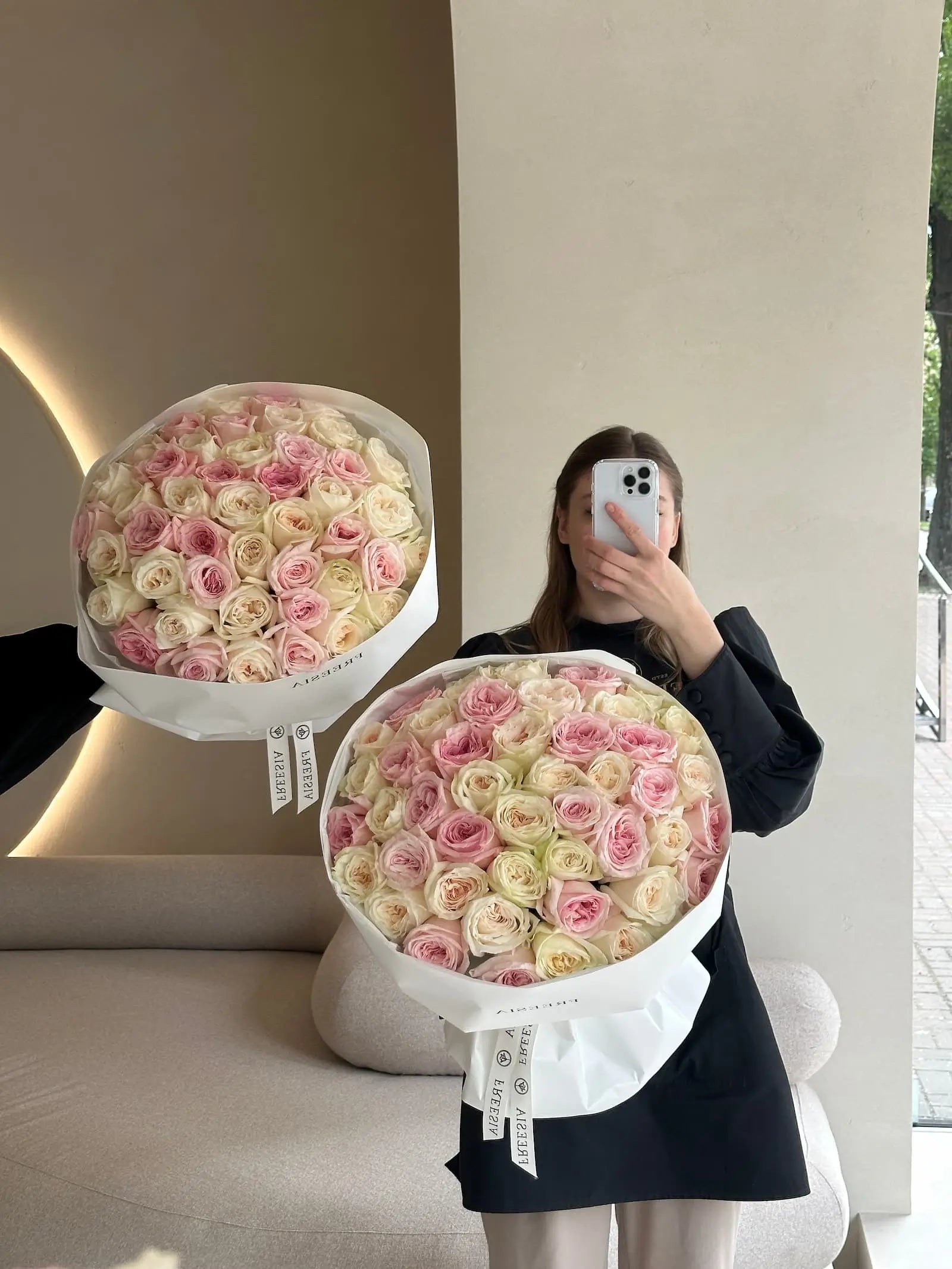 Букет із піоновидних ароматних троянд - Freesia