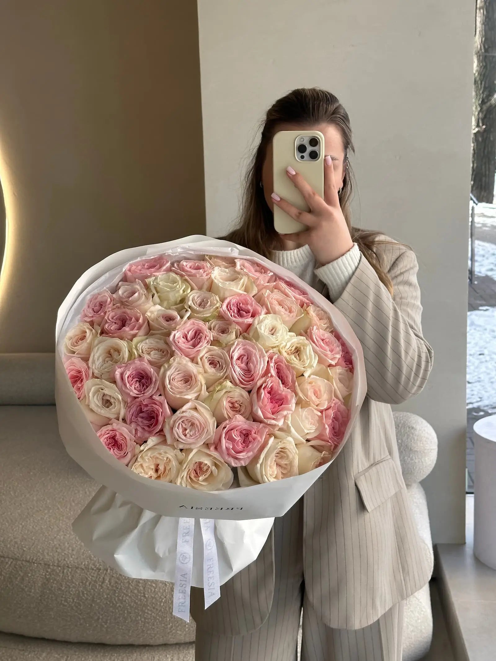 Букет із піоновидних ароматних троянд - Freesia