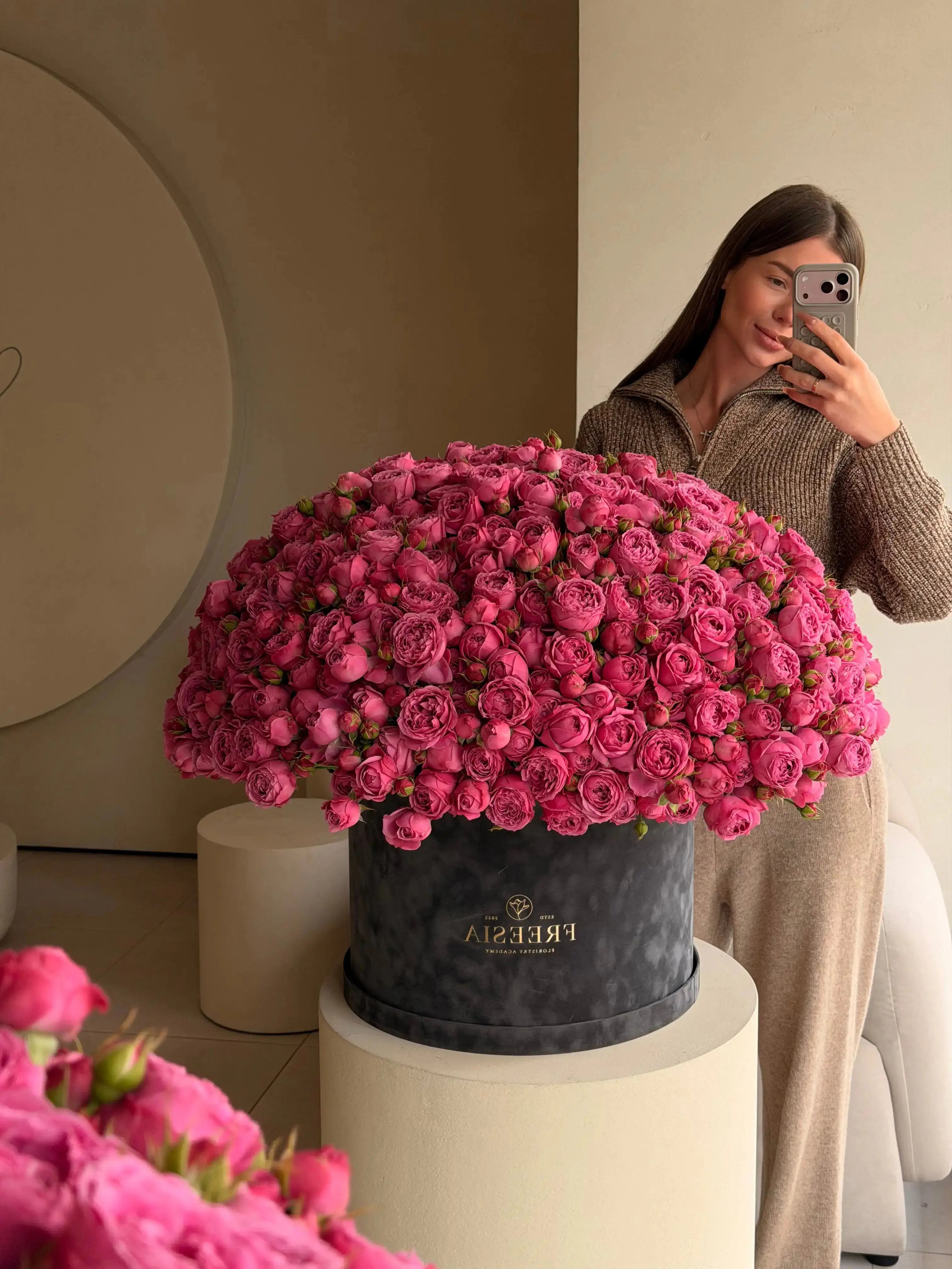 Піоновидна троянда у коробці - Freesia