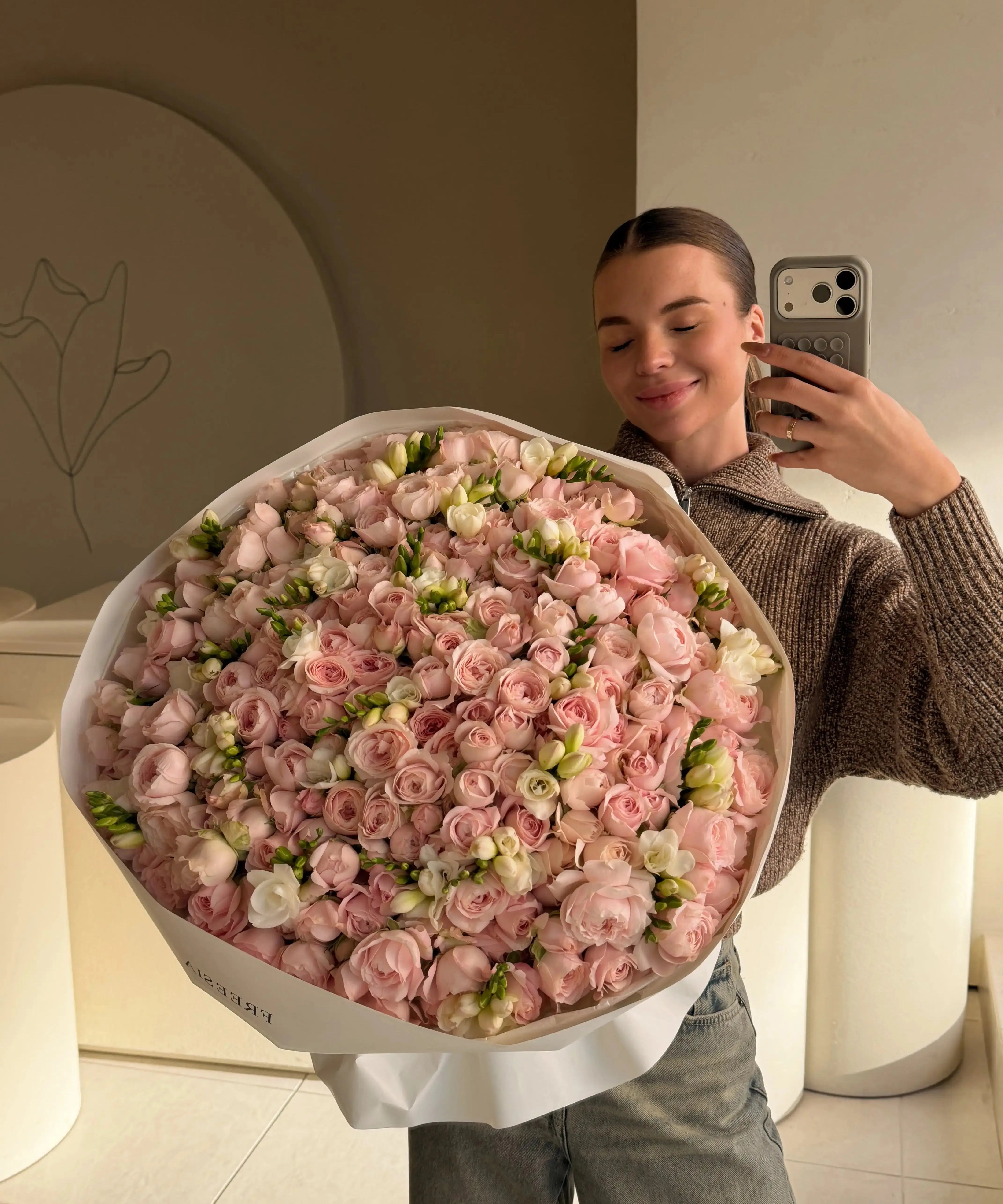 Букет із поєднання кущових троянд і фрезій - Freesia