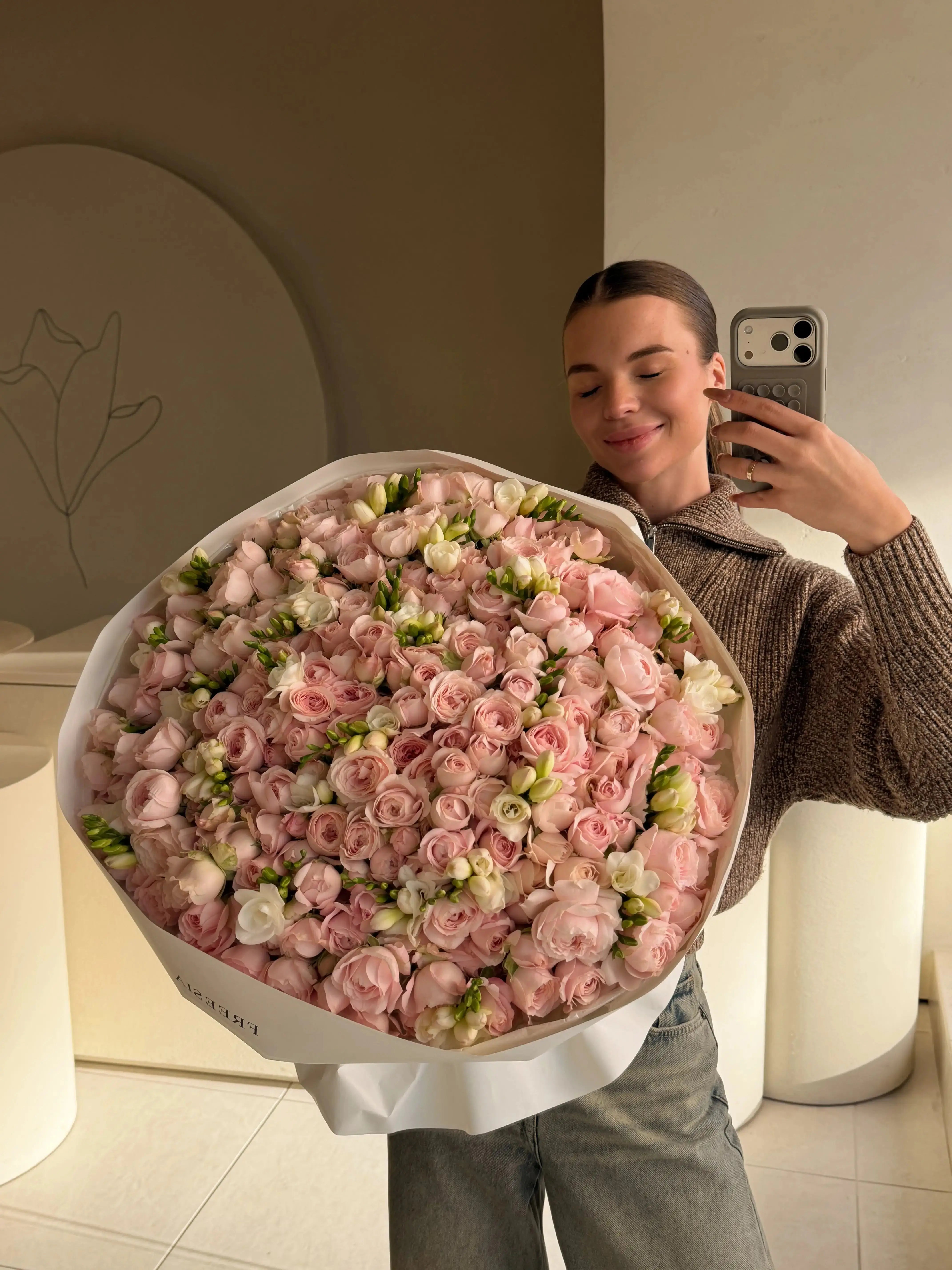 Букет із поєднання кущових троянд і фрезій - Freesia