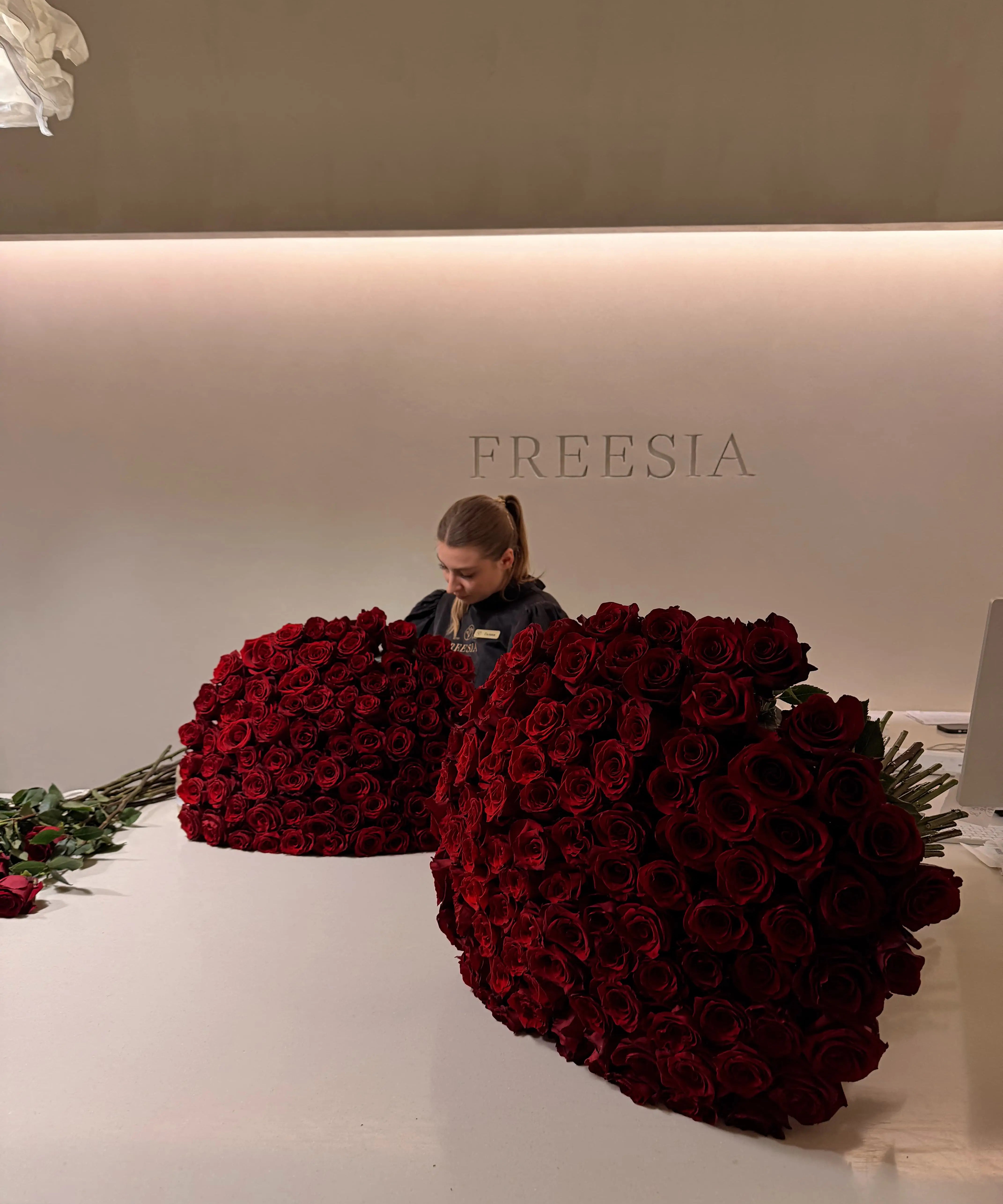 Букет із високих червоних троянд - Freesia