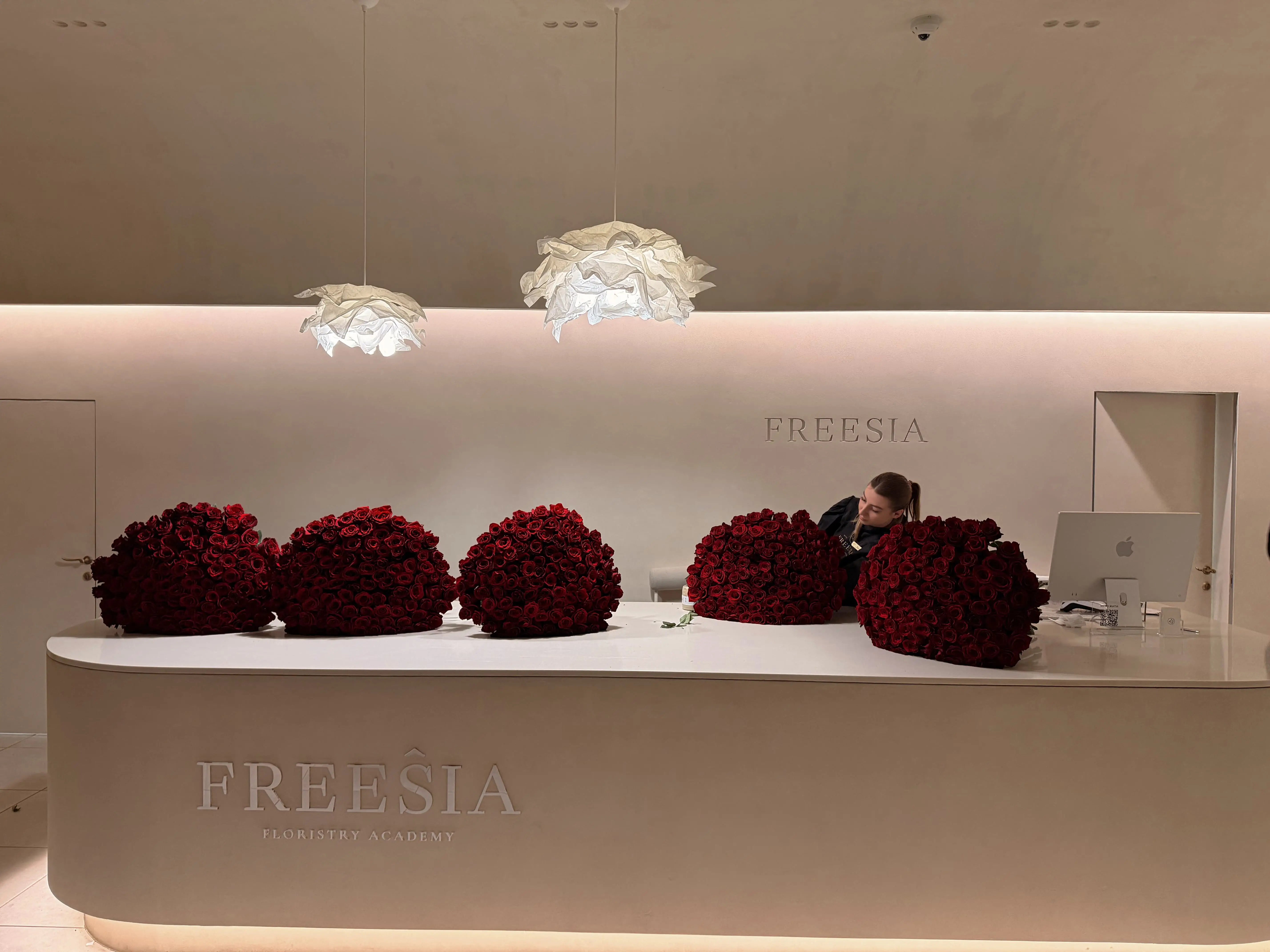 Букет із високих червоних троянд - Freesia