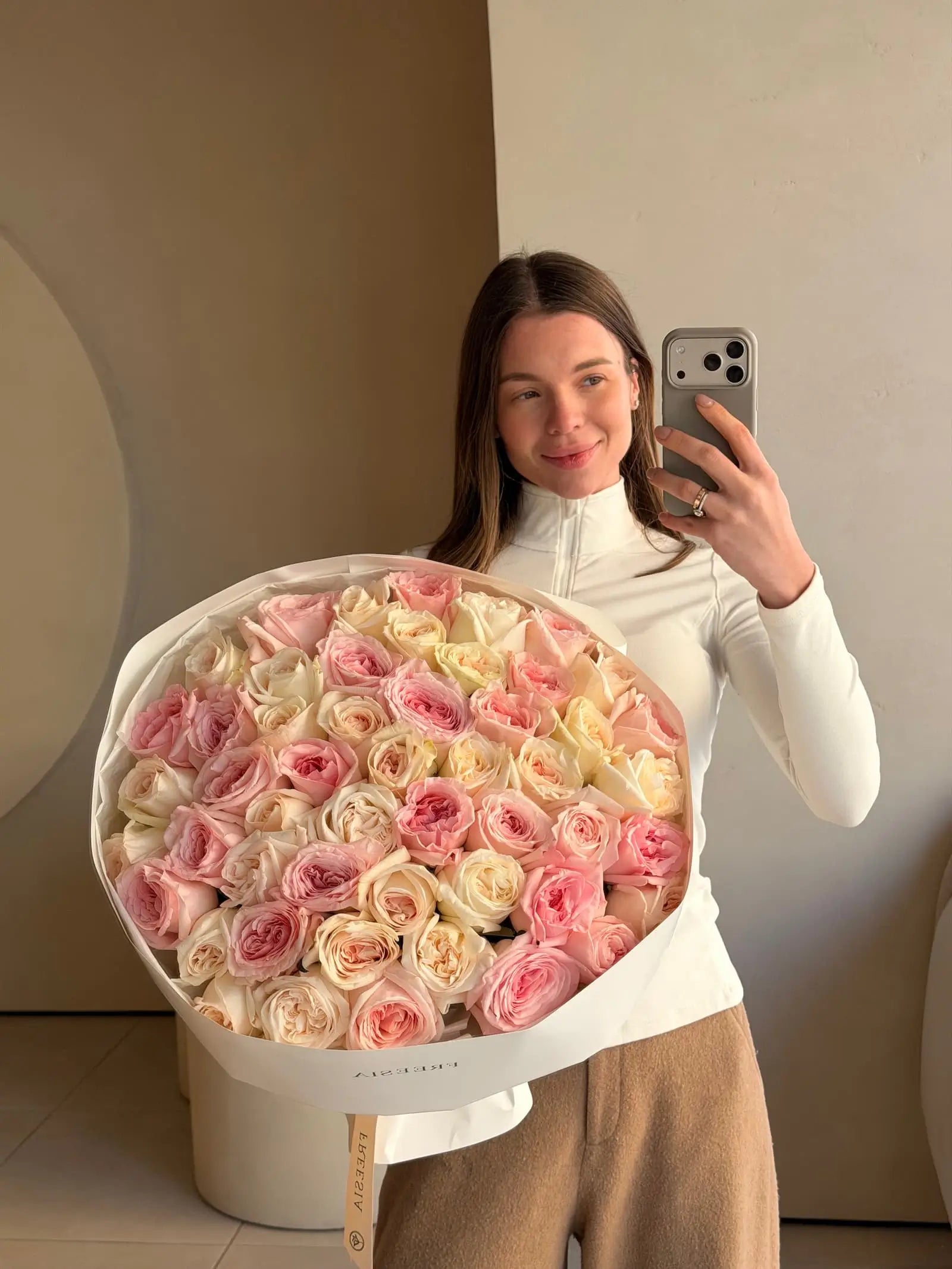 Букет із піоновидних ароматних троянд - Freesia