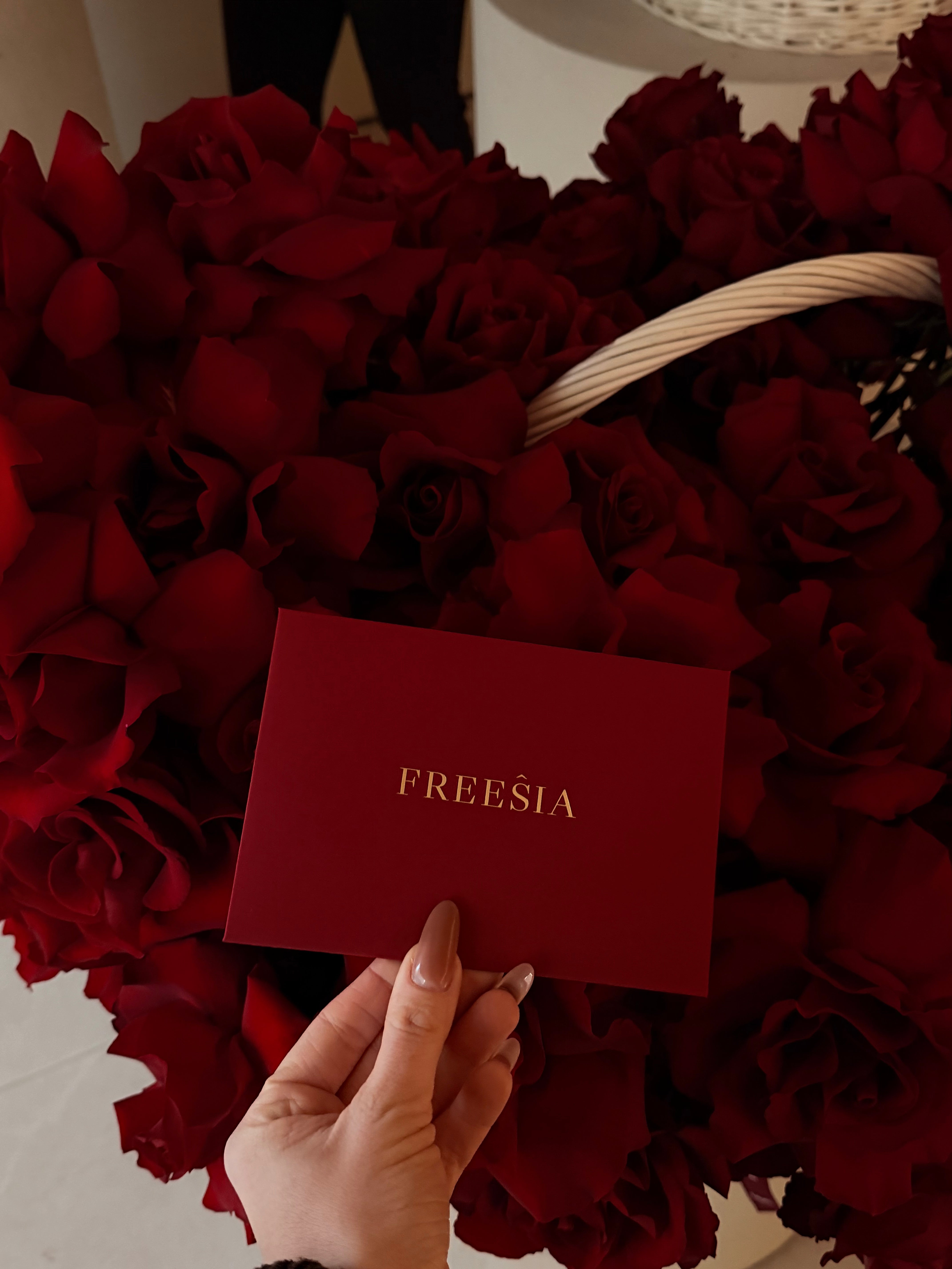 Французька троянда у кошику - Freesia