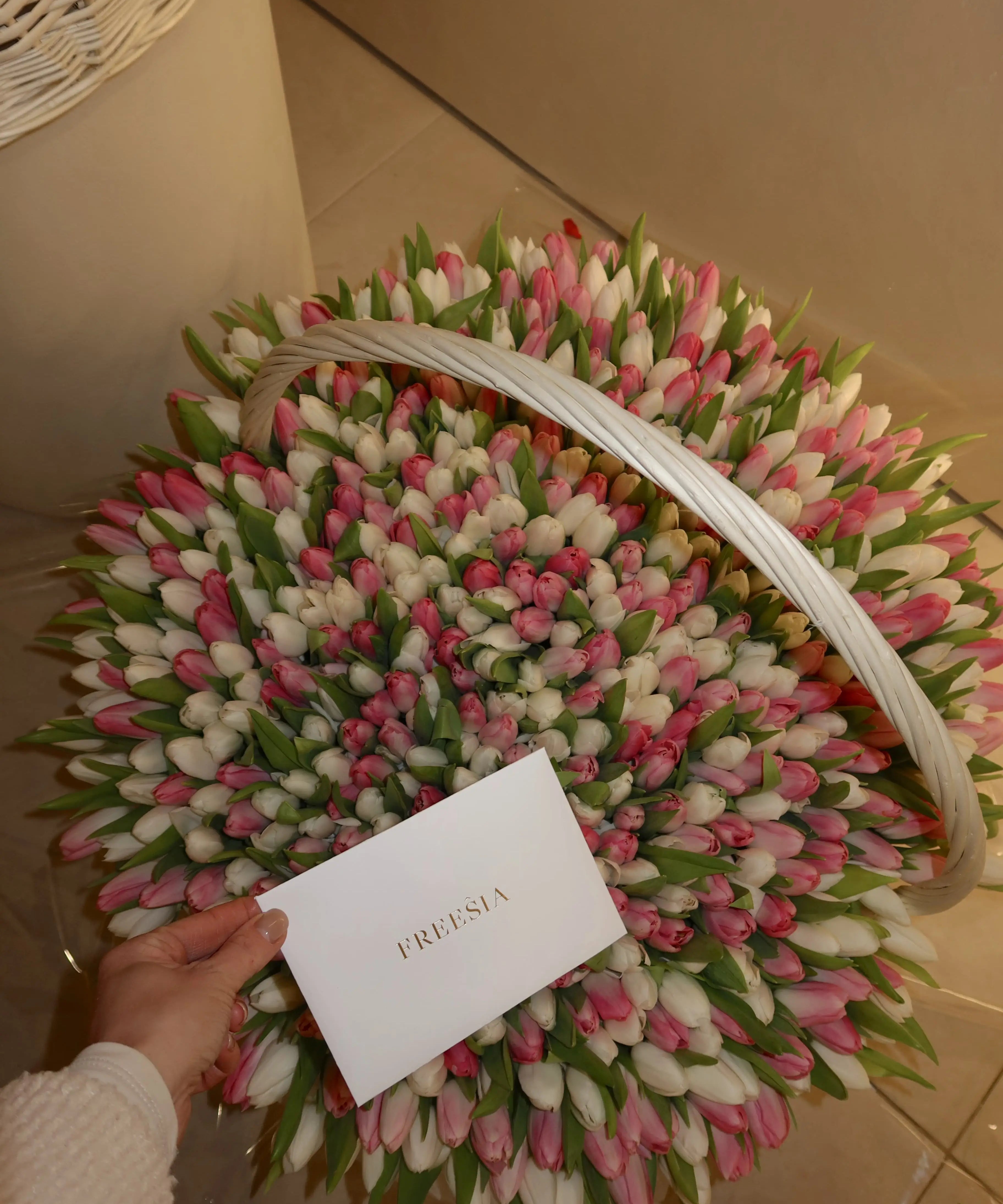 Кошик з тюльпанів - Freesia