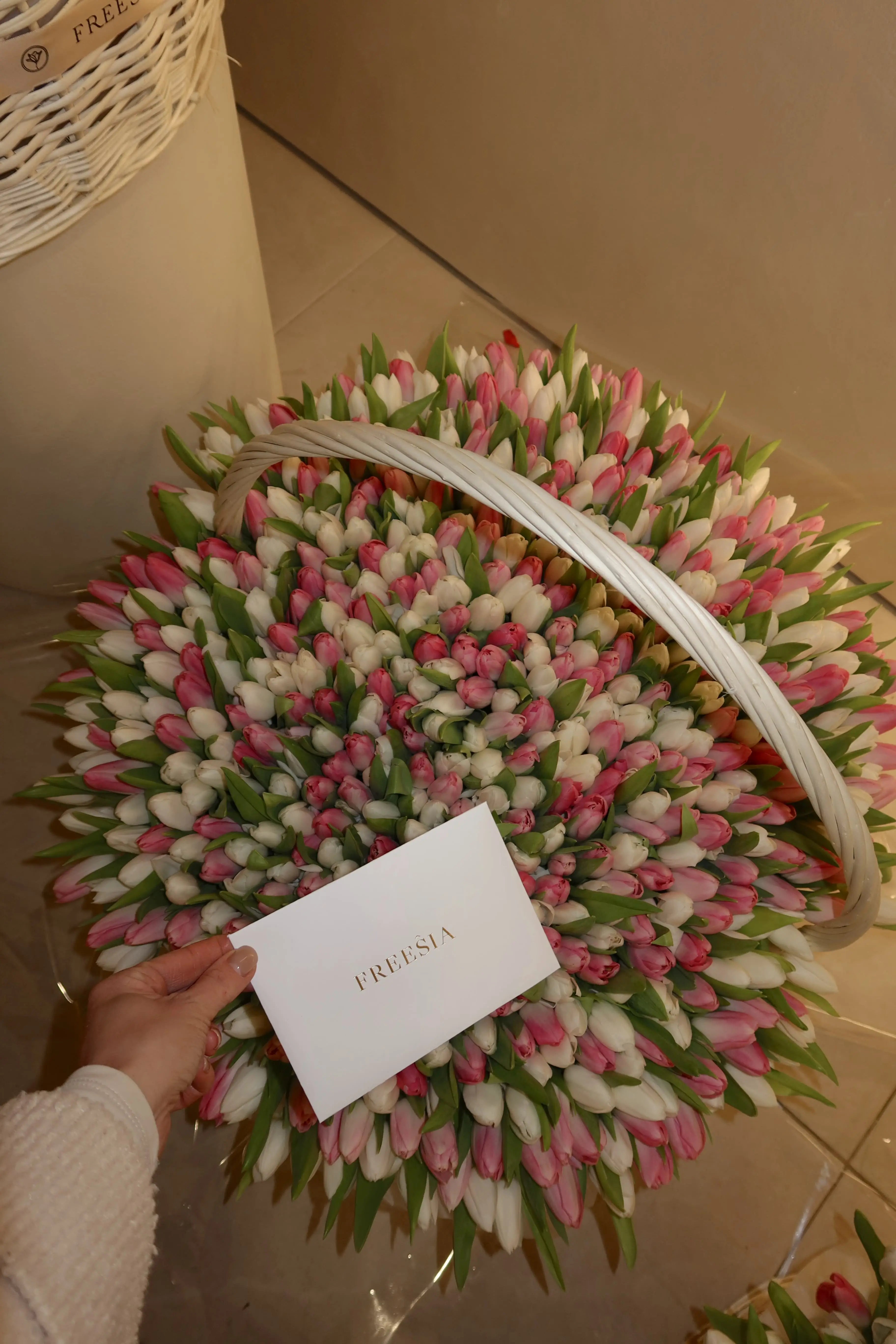 Кошик з тюльпанів - Freesia