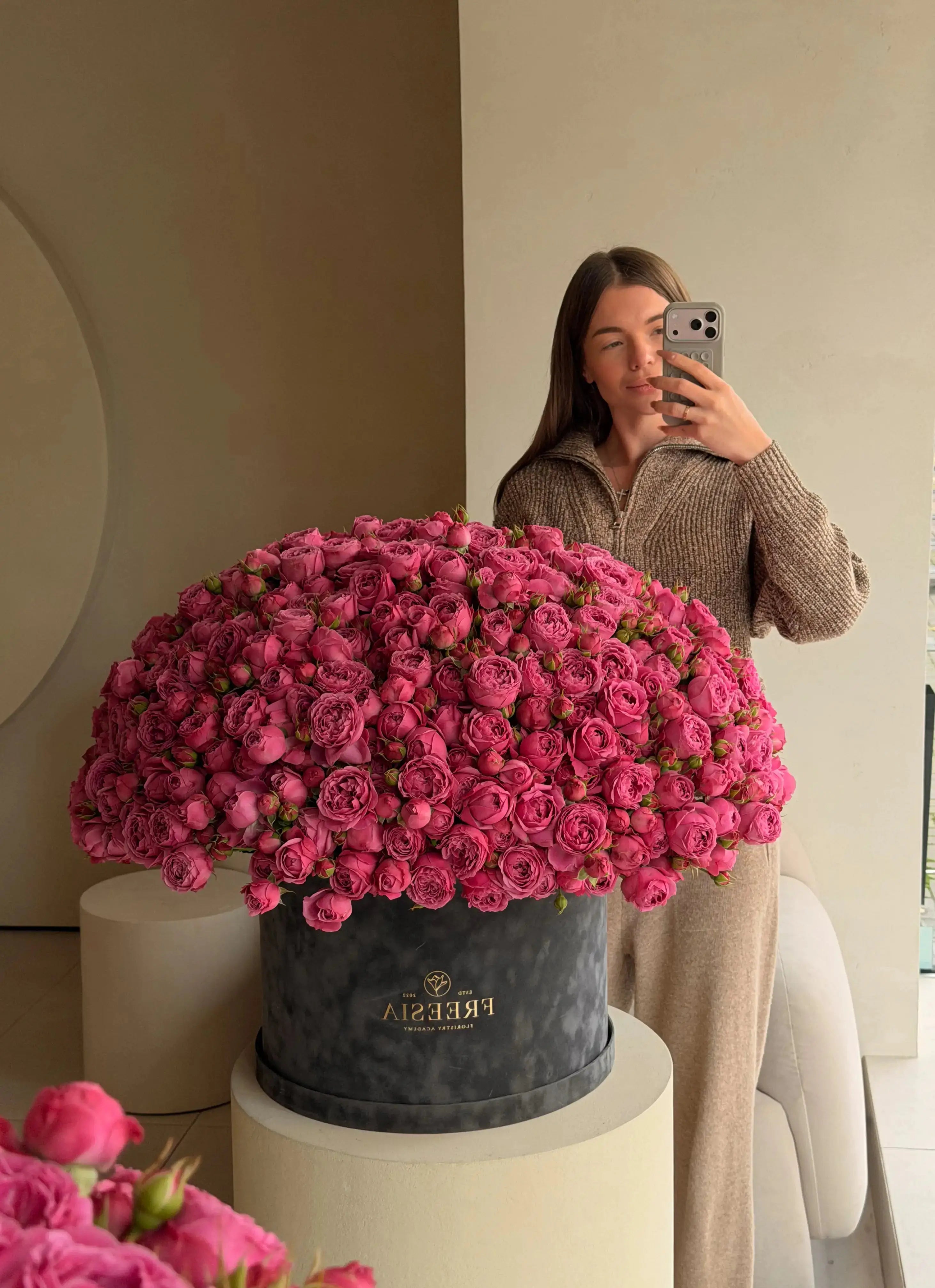 Піоновидна троянда у коробці - Freesia